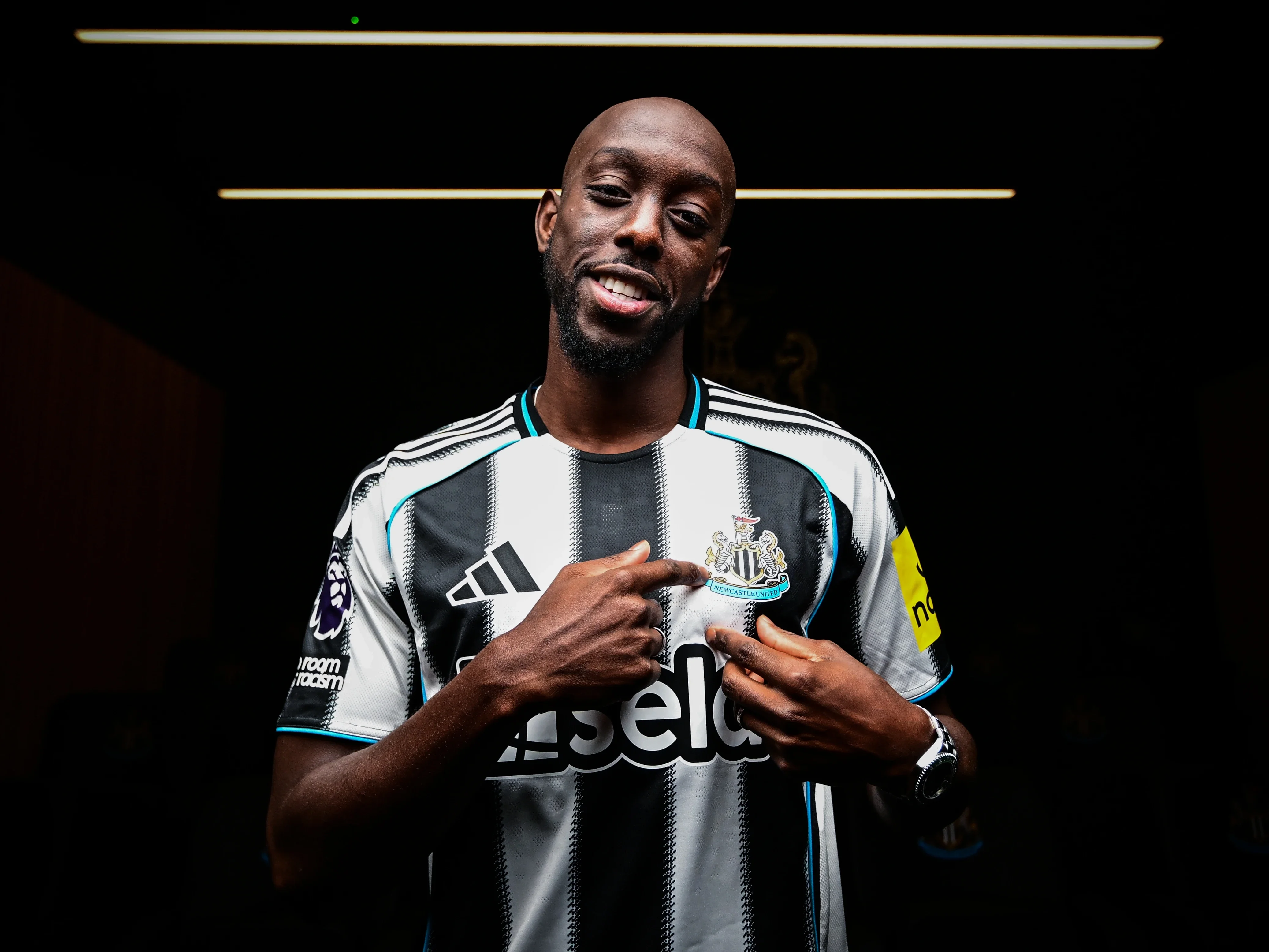 Wissa sufre lesión de rodilla y se pierde el debut con Newcastle